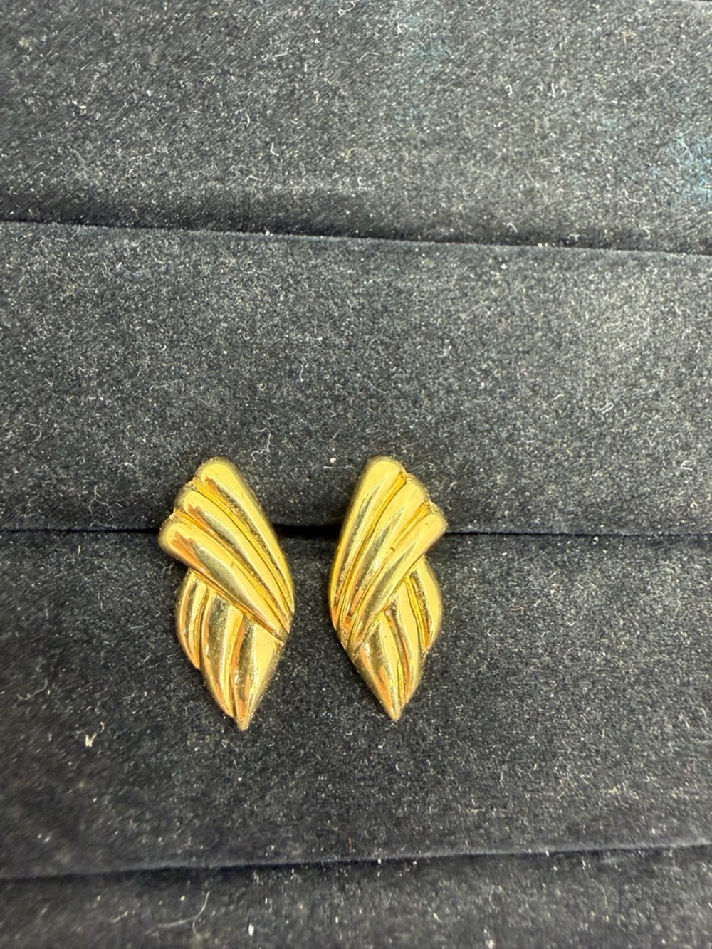 Monet Criss Cross Ribbon Earrings Ribbed Huggie Pierced Gold Tone Vintage